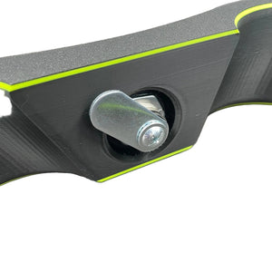 Detailfoto van polsboeien met slot voor BDSM in het zwart met UV-gele accenten