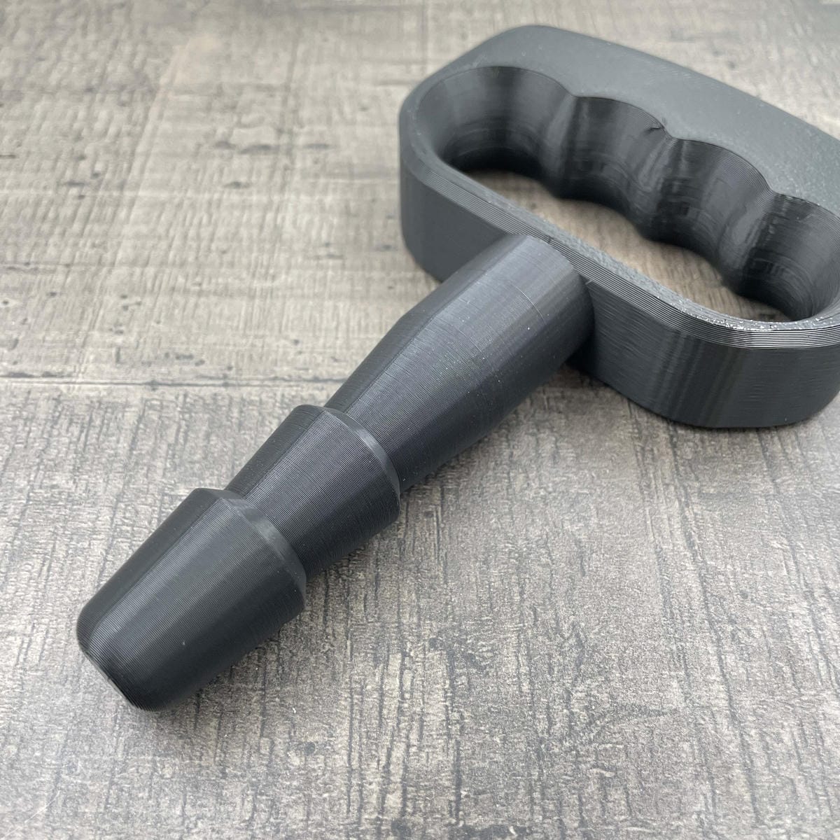 Een adapter voor vac-u-lock seks toys met een zwarte handgreep.