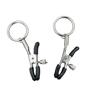 Een set verstelbare tepelklemmen met ring en een rubberen bescherming in het zwart.
