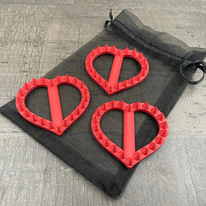 Drie hartvormige shibari rope spikes in de kleur rood