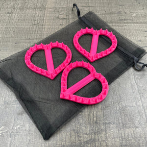 Drie hartvormige shibari rope spikes in de kleur magenta