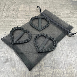 Drie hartvormige shibari rope spikes in de kleur zwart