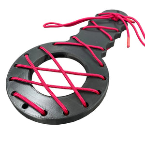 Een BDSM CBT plankje met rood touw