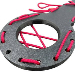 Een BDSM CBT plankje met rood touw