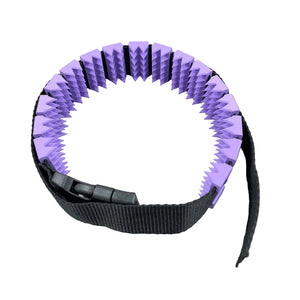 Een BDSM cilice met een zwarte band en lila spikes