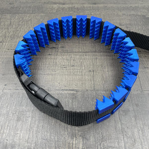 Een BDSM cilice met een zwarte band en spikes in de kleur blauw