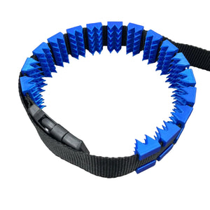 Een BDSM cilice met een zwarte band en spikes in de kleur blauw