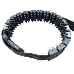 Een BDSM cilice met een zwarte band en zwarte spikes