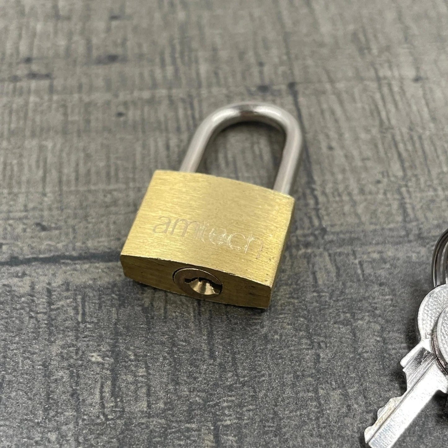 Een koperen hangslot