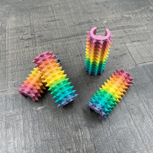 Een shibari rope spike in regenboogkleuren