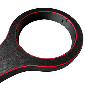 Detailfoto van de nek van een BDSM rigid fiddle in het zwart met rode accenten