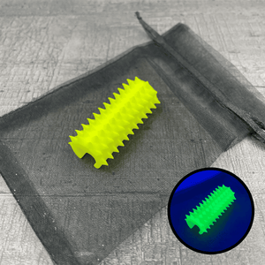 Een shibari rope spike in de kleur UV-reactief geel