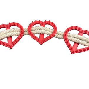 Drie hartvormige shibari rope spikes in de kleur rood met een touw erdoorheen