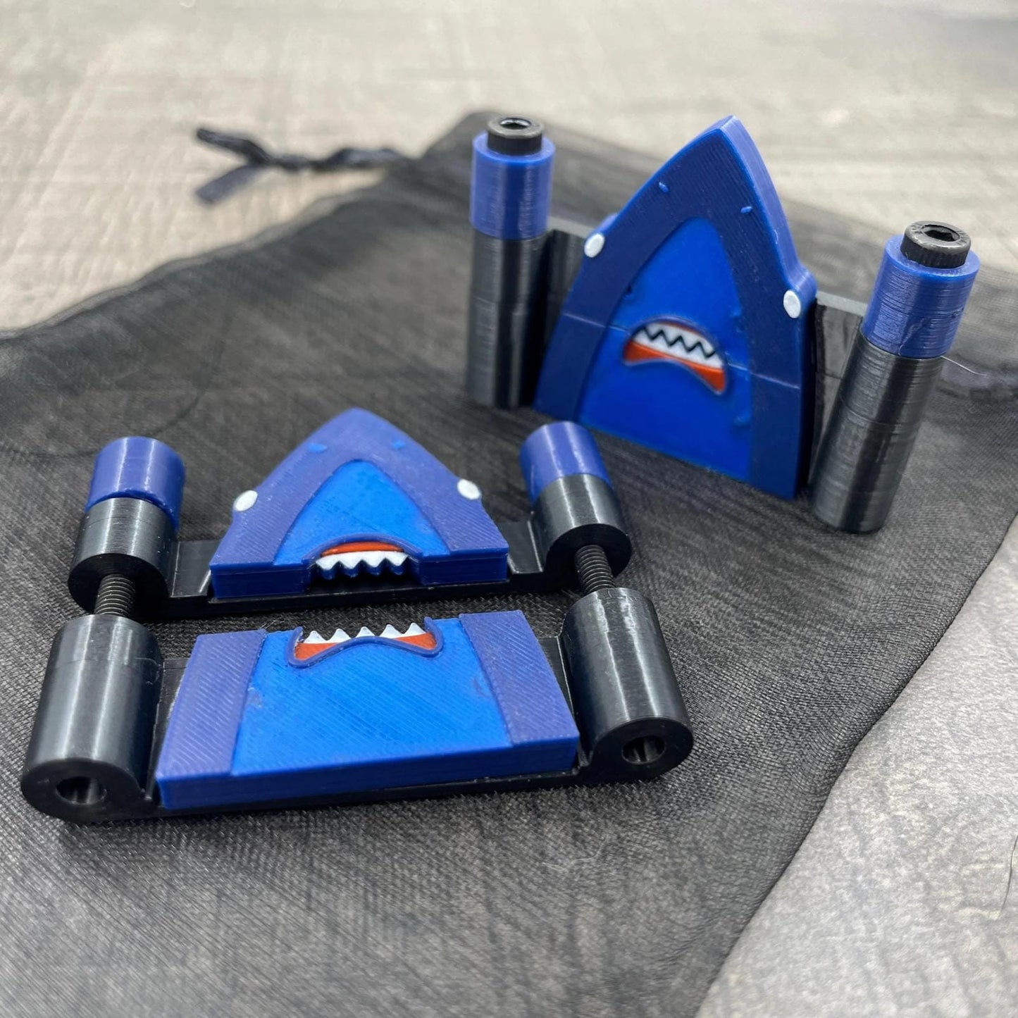 Tepelklemmen in de vorm van haaienkoppen