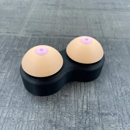 Fidget toy met twee knoppen in de vorm van borsten