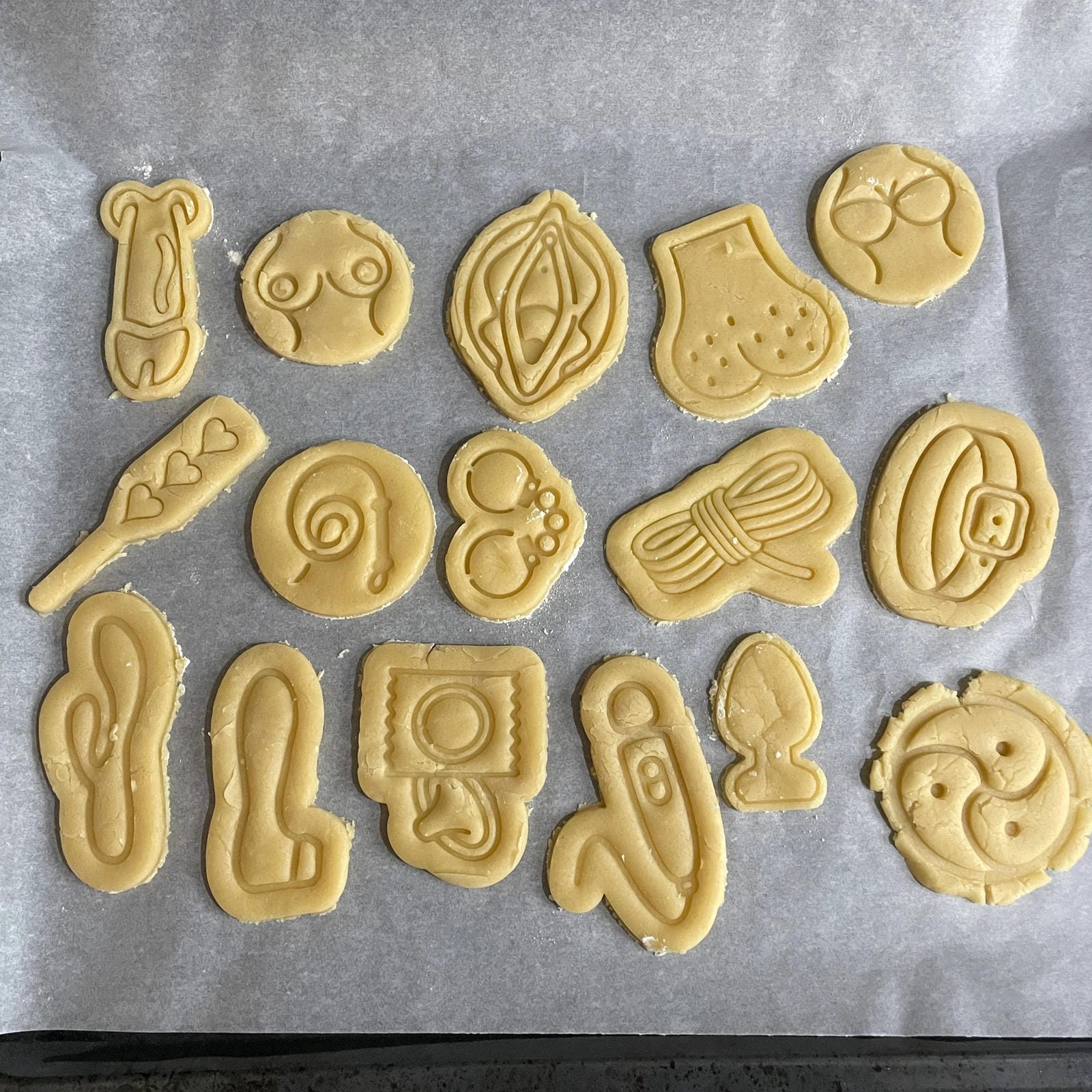 Koekjes in de vorm van verschillende seksspeeltjes en intieme lichaamsdelen.