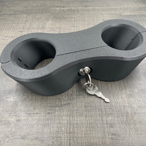 Een set polsboeien met slot voor BDSM in het zwart