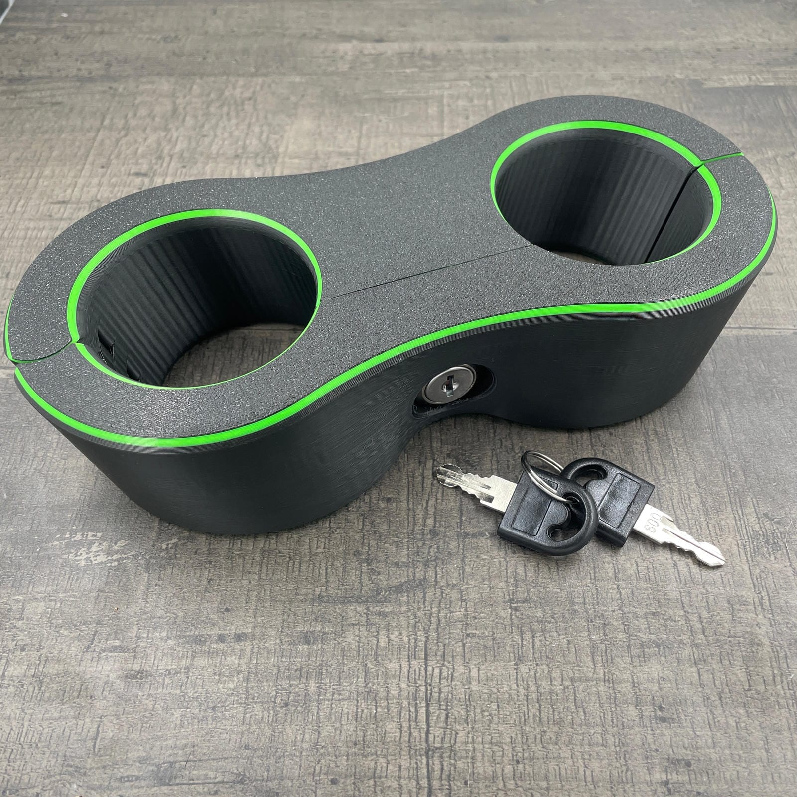 Een set polsboeien met slot voor BDSM in het zwart met groene accenten