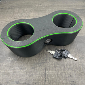 Een set polsboeien met slot voor BDSM in het zwart met groene accenten