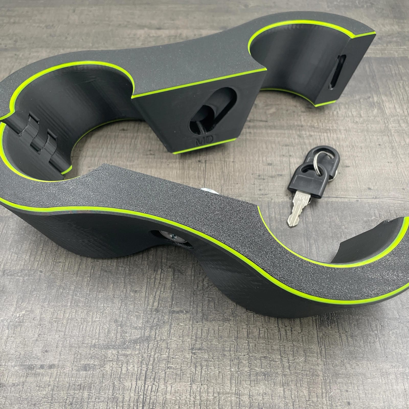 Een set polsboeien met slot voor BDSM in het zwart met UV-gele accenten