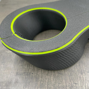 Detailfoto van polsboeien met slot voor BDSM in het zwart met UV-gele accenten