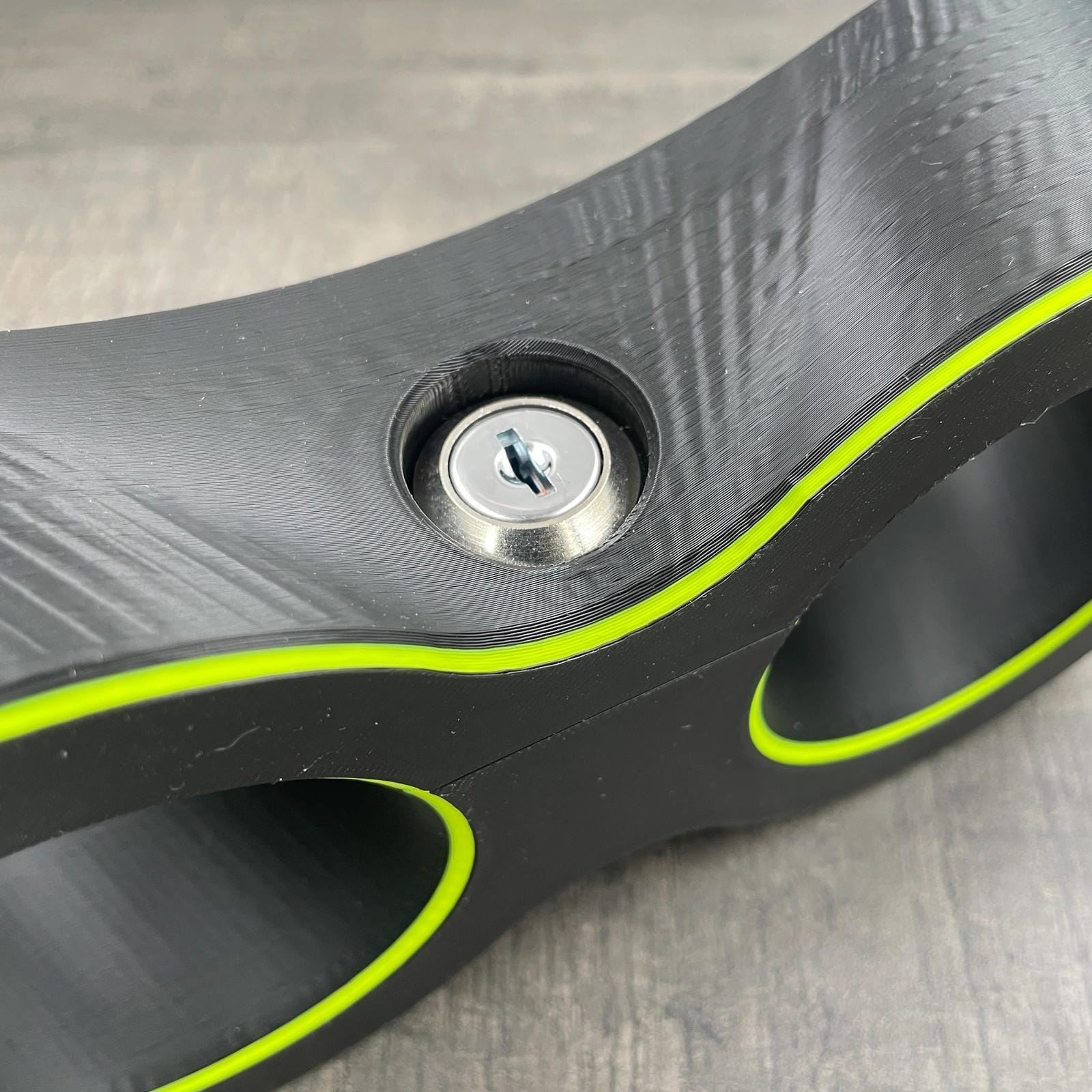 Detailfoto van polsboeien met slot voor BDSM in het zwart met UV-gele accenten