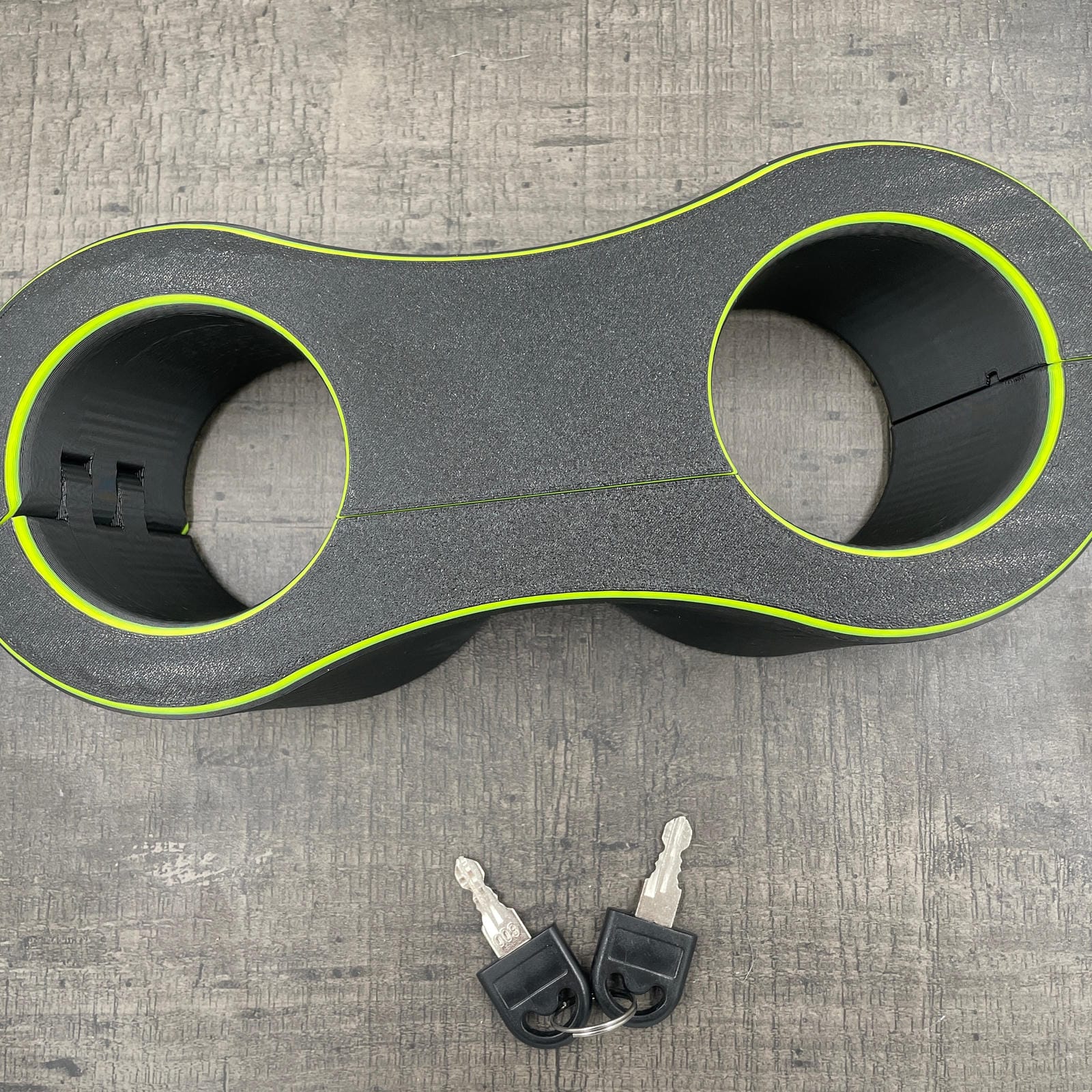 Detailfoto van polsboeien met slot voor BDSM in het zwart met UV-gele accenten