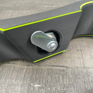 Detailfoto van polsboeien met slot voor BDSM in het zwart met UV-gele accenten