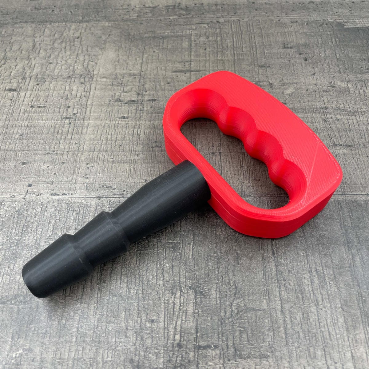 Een adapter voor vac-u-lock seks toys met een rode handgreep.
