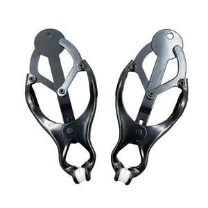 Een set zwarte clover clamps tepelklemmen.