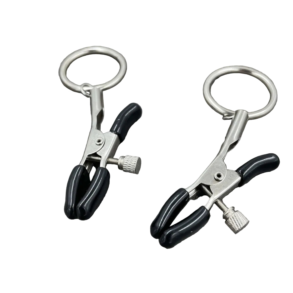 Een set verstelbare tepelklemmen met ring en een rubberen bescherming in het zwart.