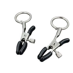 Een set verstelbare tepelklemmen met ring en een rubberen bescherming in het zwart.