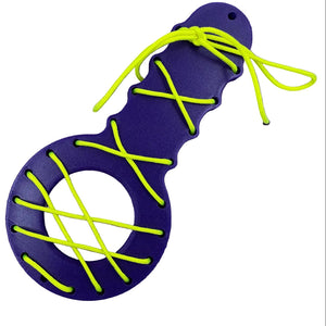 Een BDSM CBT plankje met geel touw