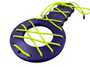 Een BDSM CBT plankje met geel touw