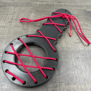 Een BDSM CBT plankje met rood touw