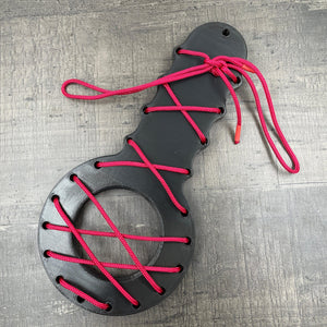 Een BDSM CBT plankje met rood touw