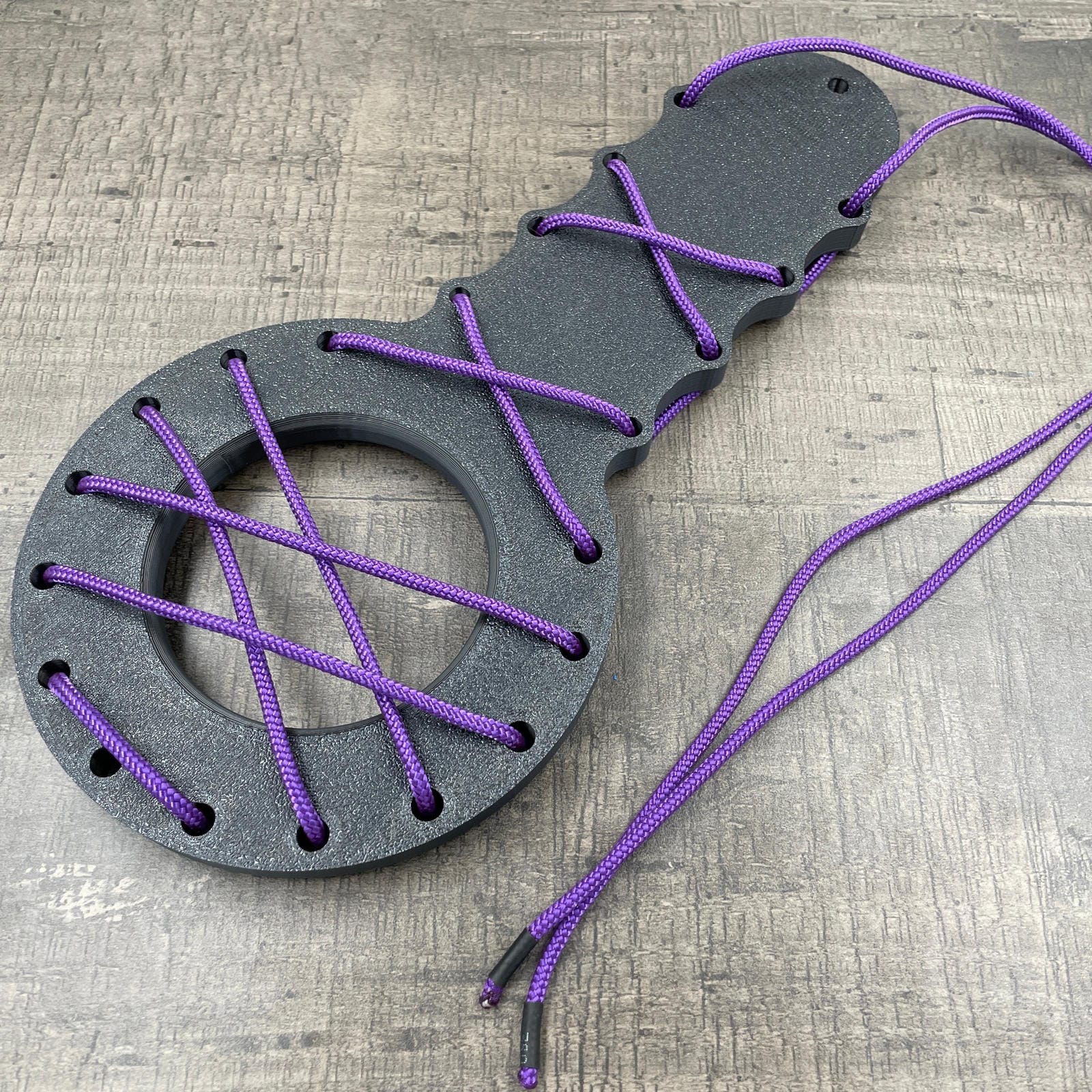 Een BDSM CBT plankje met paars touw