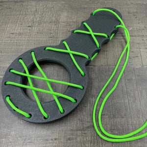 Een BDSM CBT plankje met groen touw