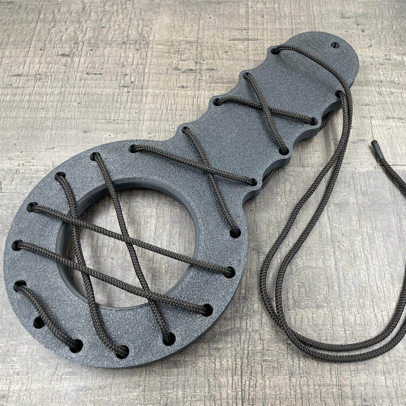 Een BDSM CBT plankje met zwart touw