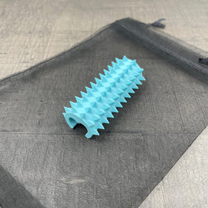 Een shibari rope spike in lichtblauw