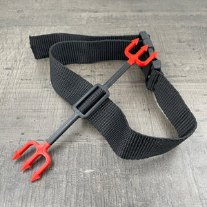 Een BDSM heretic's fork in zwart en rood