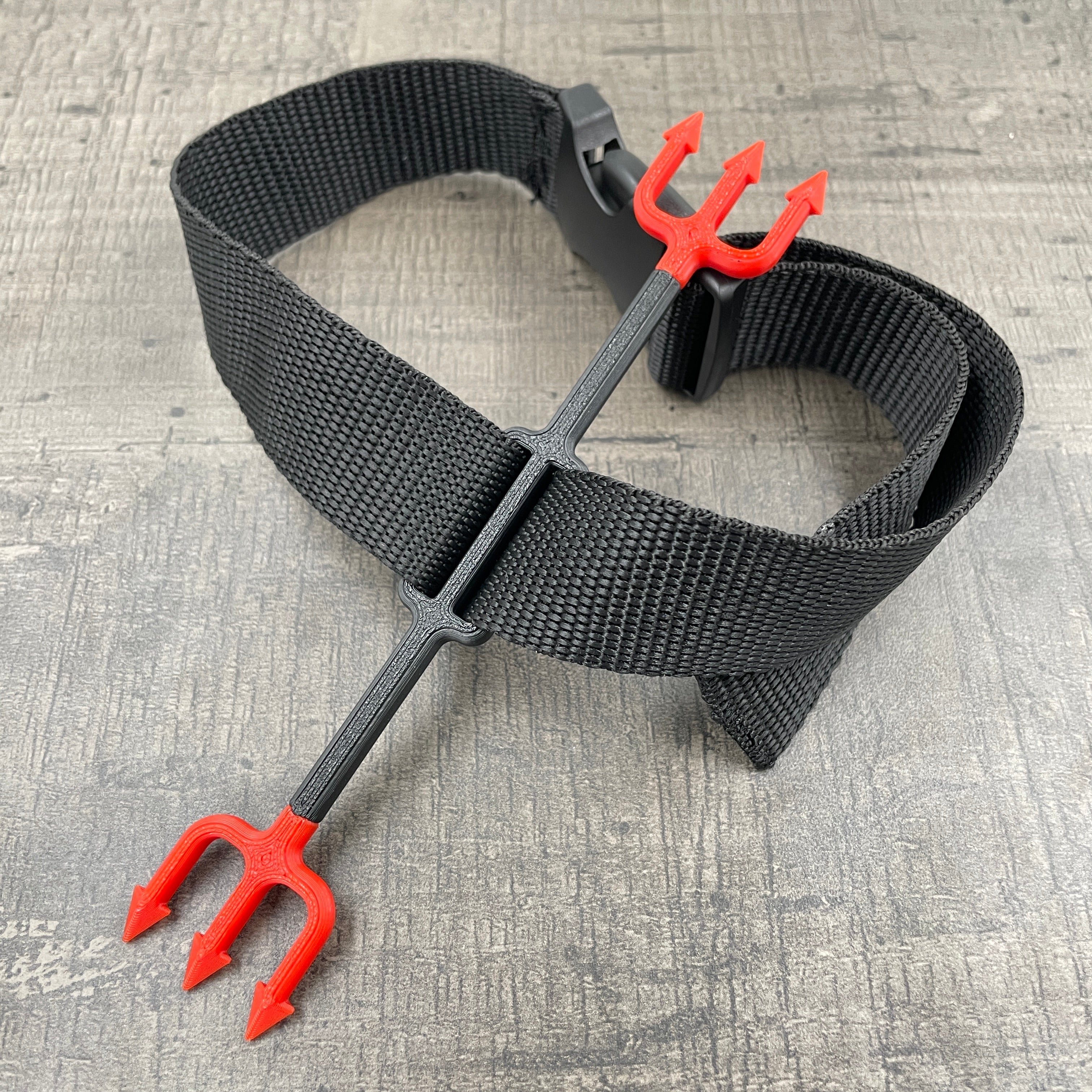 Een BDSM heretic's fork in zwart en rood