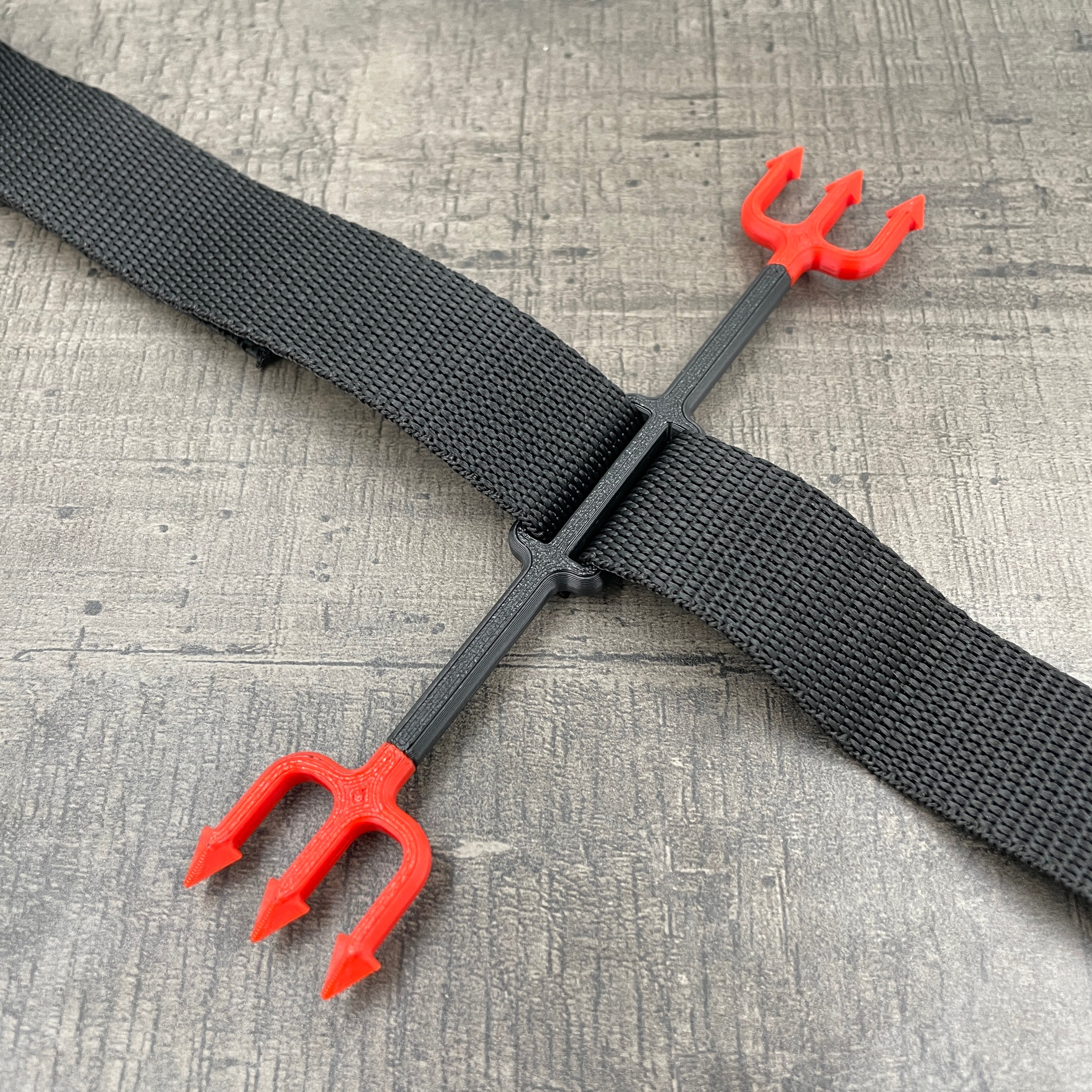 Een BDSM heretic's fork in zwart en rood