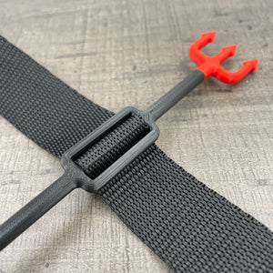 Een BDSM heretic's fork in zwart en rood