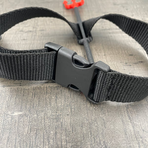 Een BDSM heretic's fork in zwart en rood