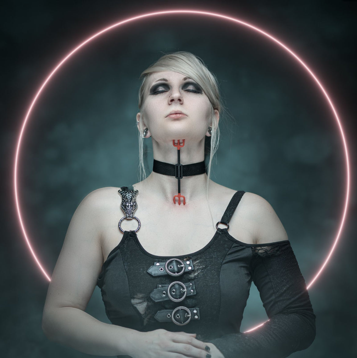 Een model met een BDSM heretic's fork in rood en zwart