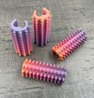 Een shibari rope spike met een oranje-paars kleurverloop