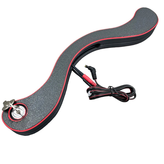 Een BDSM humbler met e-stim functionaliteit in het zwart met rode accenten