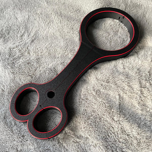 Een BDSM rigid fiddle in het zwart met rode accenten