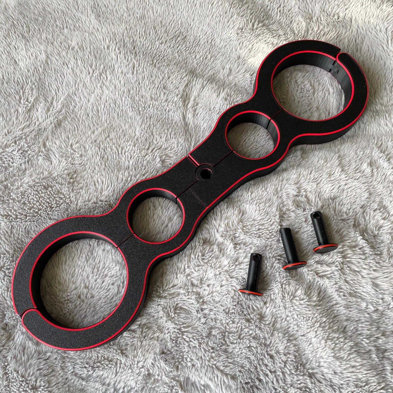 Een schandpaal voor BDSM in het zwart met rode accenten